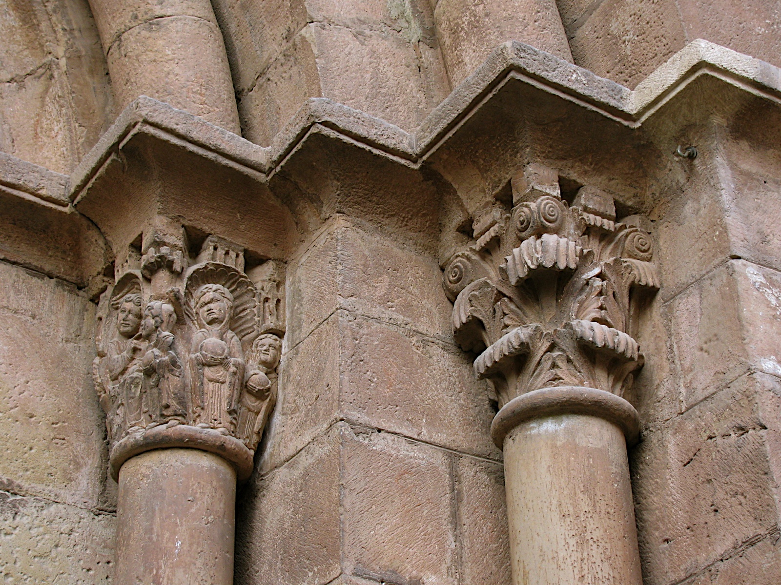 capitells de la portalada de l'església